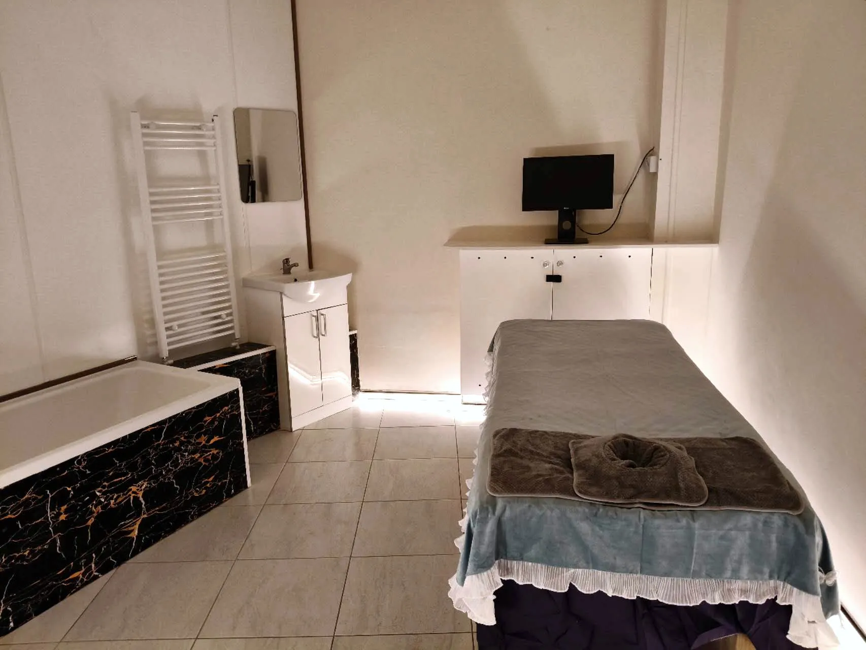 Calm Waters Worthing treatment room with massage table and bath